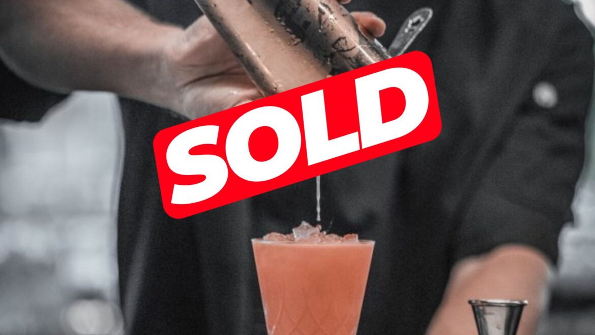 Πωλείται cocktail bar στο νησί της Σύρου