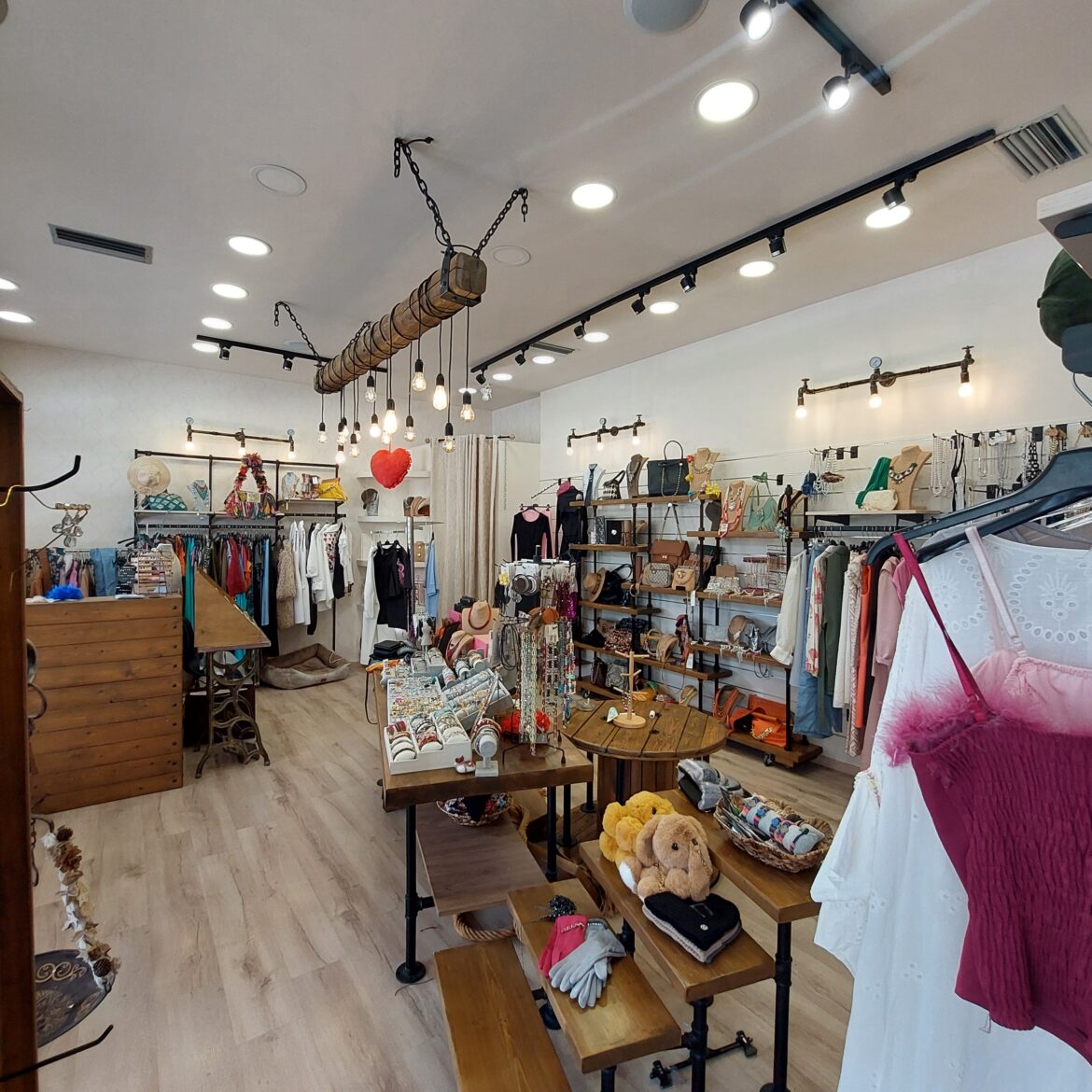 Πωλείται ο αέρας και ο εξοπλισμός καταστήματος γυναικείας ένδυσης