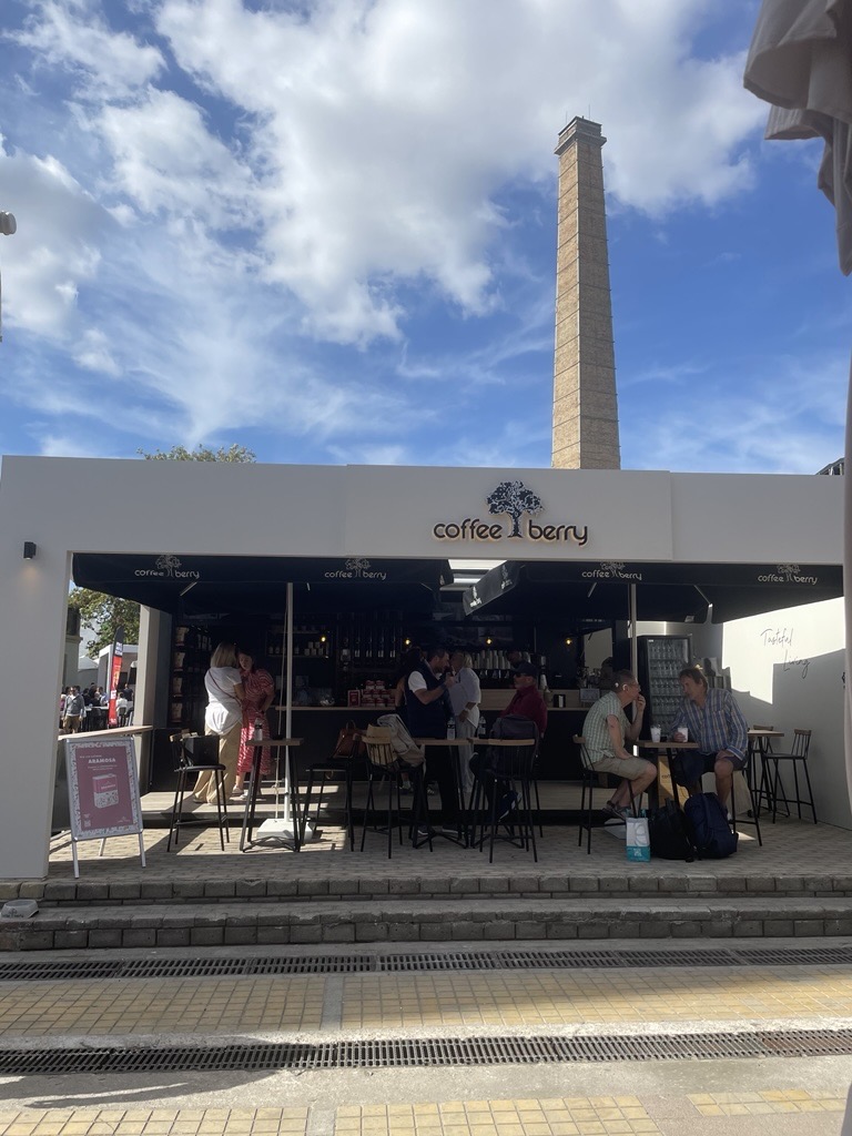 Επισκέπτες στο περίπτερο της Coffee Berry στο Athens Coffee Festival 2025