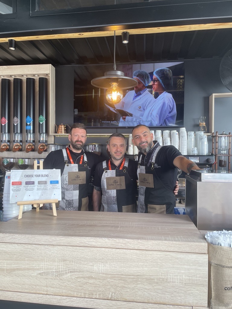Τρία μέλη της ομάδας Coffee Berry πίσω από τον πάγκο στο Athens Coffee Festival 2025