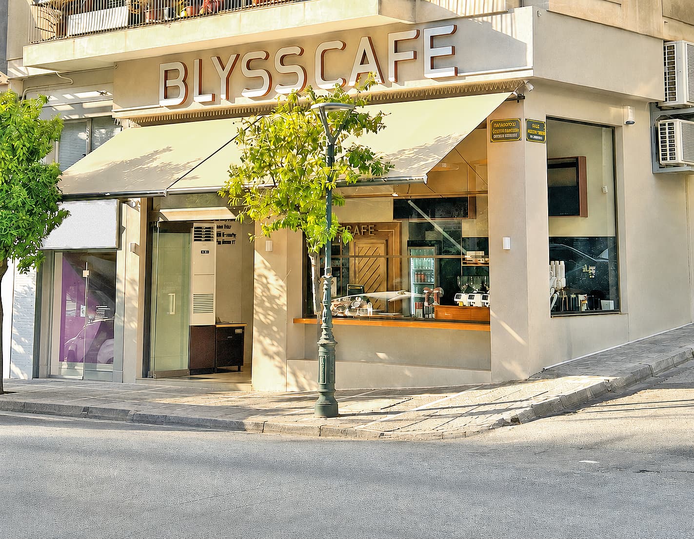 Εξωτερική όψη του νέου καταστήματος BLYSSCAFE στον Ζωγράφο
